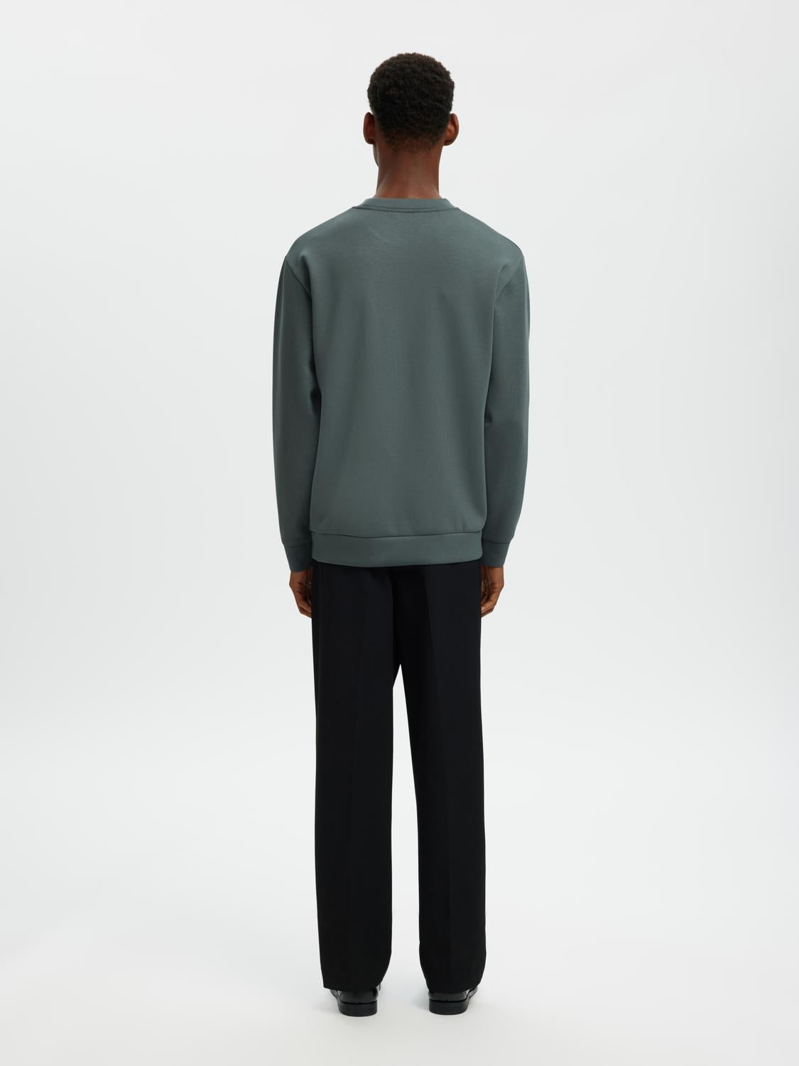 model_shot-back